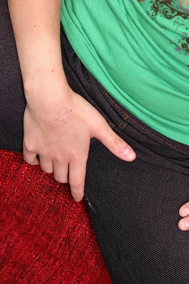 16P A adolescente morena de olhos azuis Ayla Parker tirando o jeans apertado