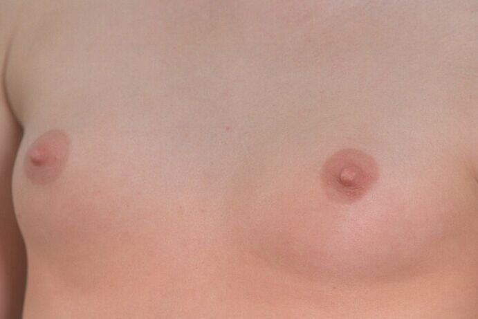 16P Lisa, blonde aux petits seins, déshabille son corps maigre et sa chatte.