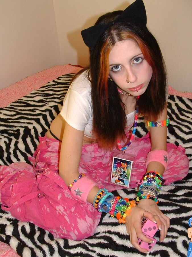 15P Das süße Raver-Girl Candace entblößt ihre Brüste in Tanga-Unterwäsche