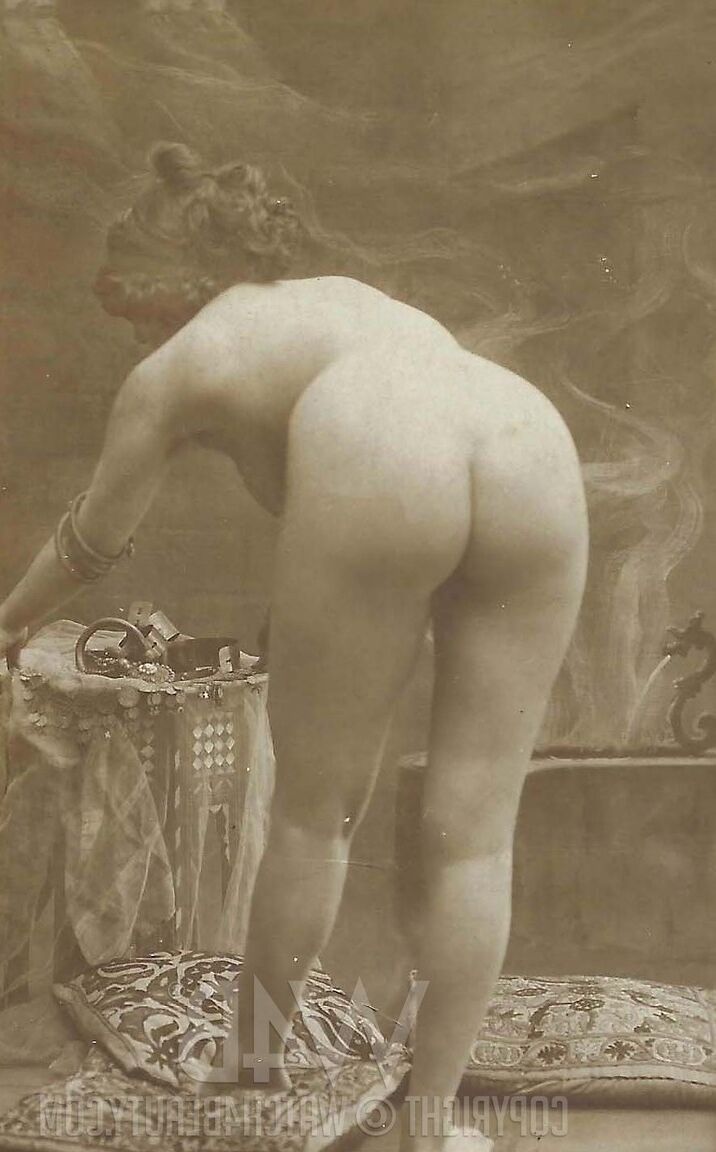 20P Chicas adolescentes glamorosas muestran sus cuerpos naturales en una compilación retro