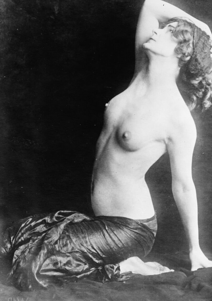 20P Chicas adolescentes glamorosas muestran sus cuerpos naturales en una compilación retro