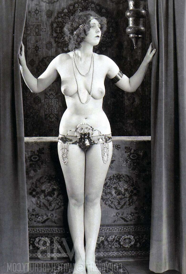 20P Chicas adolescentes glamorosas muestran sus cuerpos naturales en una compilación retro