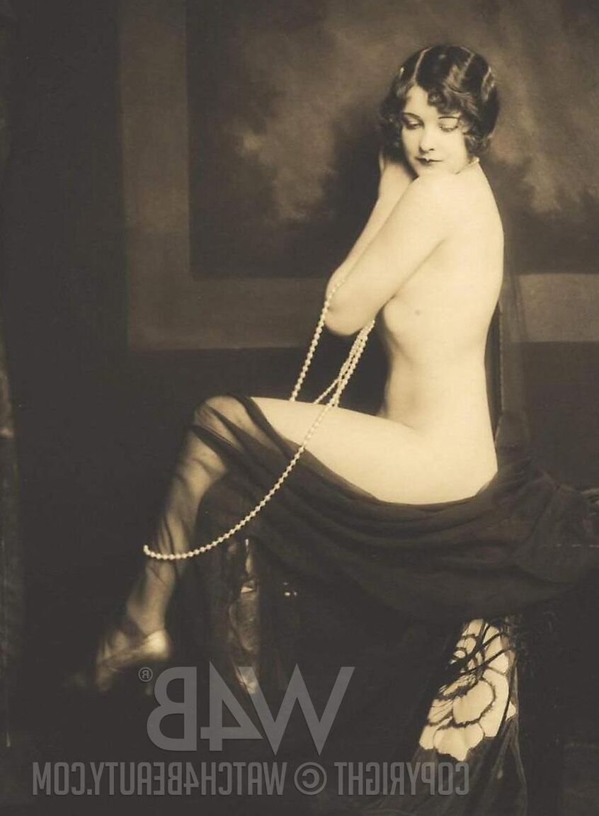 20P Chicas adolescentes glamorosas muestran sus cuerpos naturales en una compilación retro