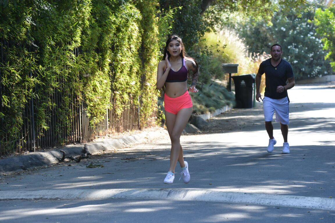 18P La brune aux cheveux longs Brenna Sparks surprend un mec avec une bonne baise après un jogging