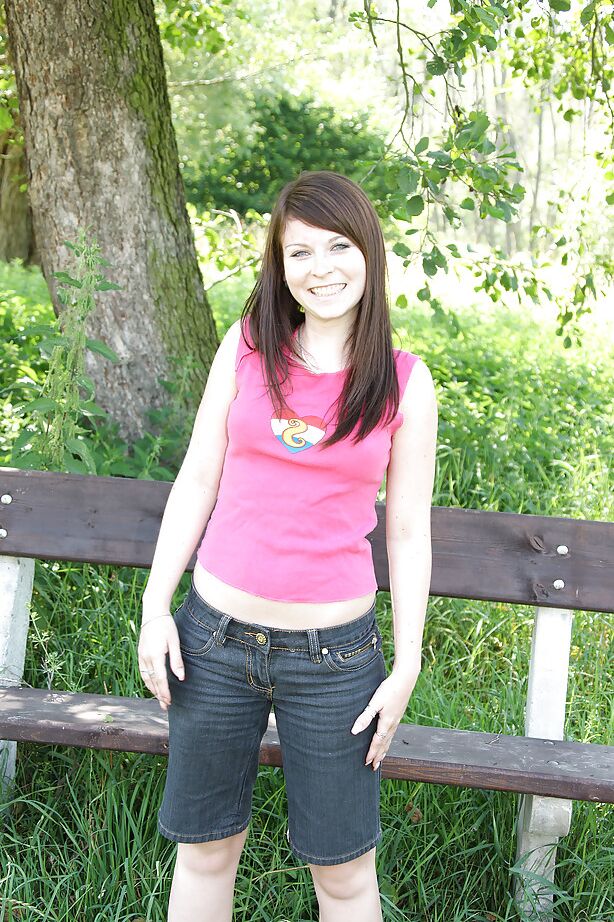 16P Versautes Teenie-Babe mit schönen Titten Jenny H spielt draußen mit ihrer nassen Muschi