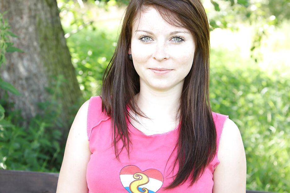 16P Versautes Teenie-Babe mit schönen Titten Jenny H spielt draußen mit ihrer nassen Muschi