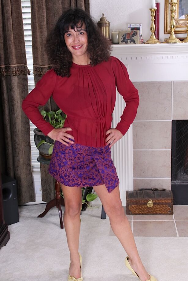 16P Milf gata Ramona Jones mostra seus peitos pequenos e buceta aparada
