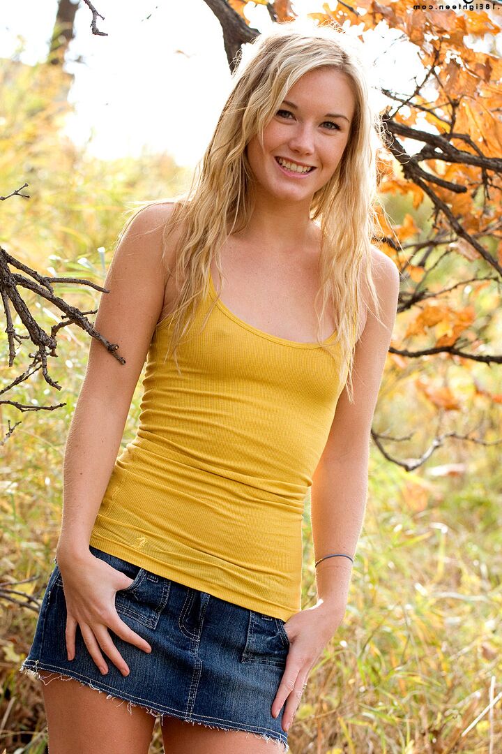 12P Rubia inocente pierde su lindo outfit en la naturaleza y posa desnuda