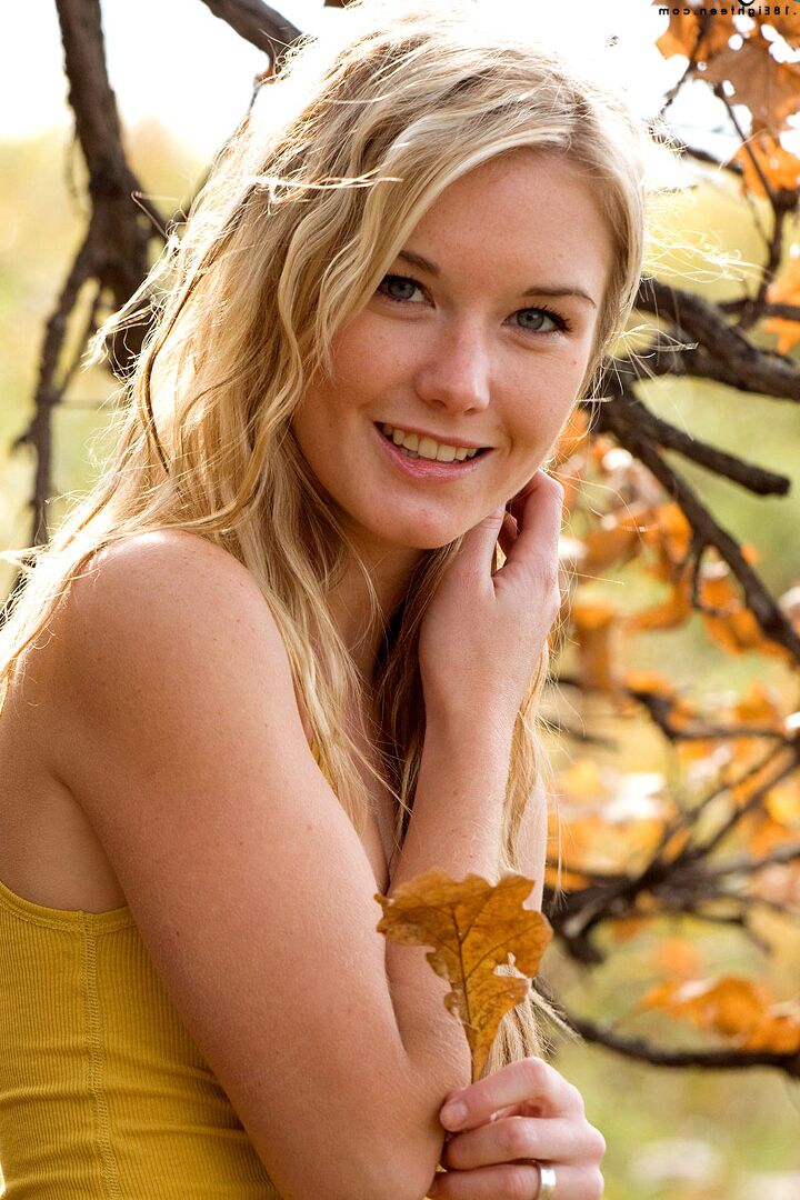 12P Rubia inocente pierde su lindo outfit en la naturaleza y posa desnuda