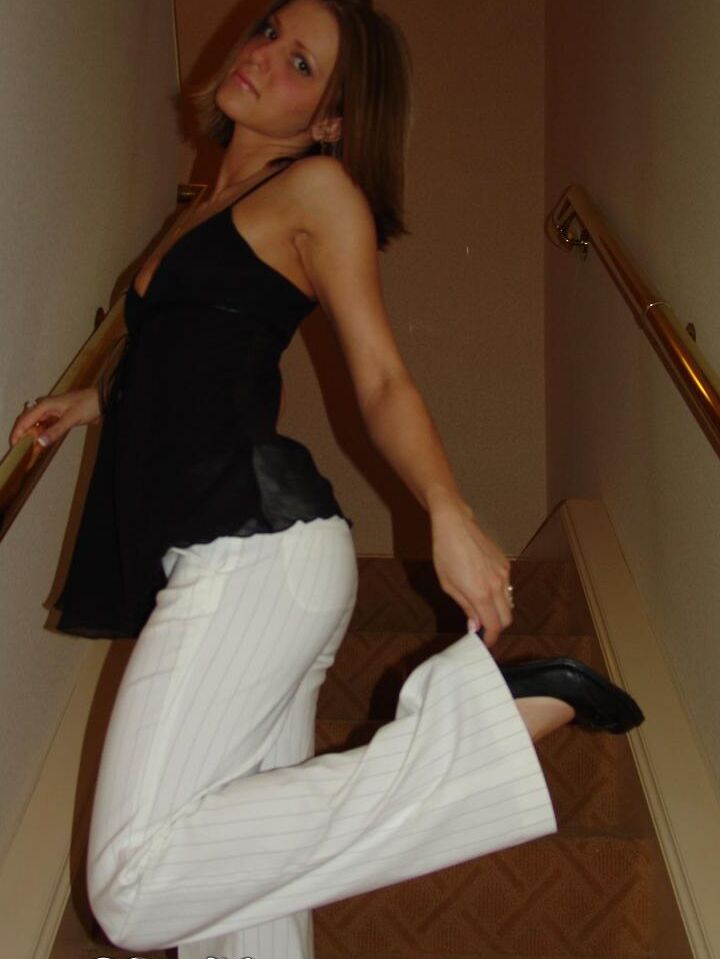 12P Karen, une jeune amateur, vante son joli cul dans un string noir pendant l'action SFW
