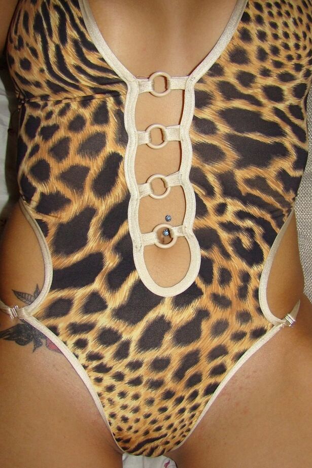 16P Adolescente amadora deixa seus seios firmes e bunda apertada soltos do macacão com estampa de leopardo