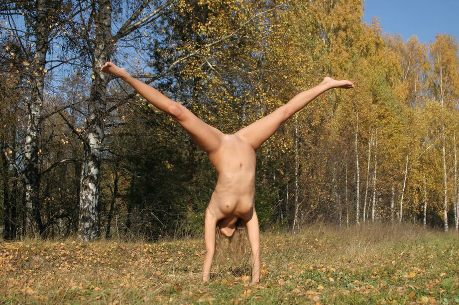 16P Flexible teen Sandy A does a handstand while totally naked in a field