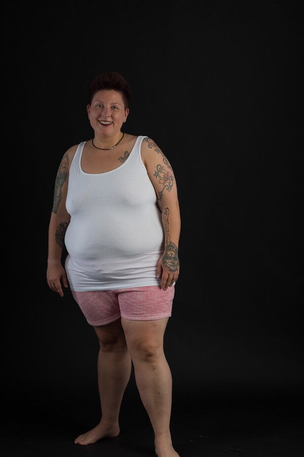 20P SSBBW Tattoo Girl se met complètement nue pour la première fois