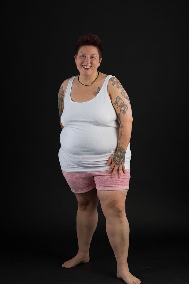20P SSBBW Tattoo Girl se met complètement nue pour la première fois