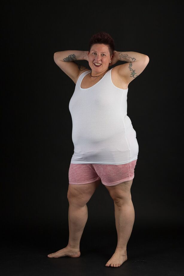 20P SSBBW Tattoo Girl se met complètement nue pour la première fois