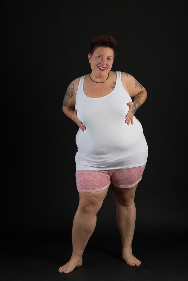 20P SSBBW Tattoo Girl se met complètement nue pour la première fois