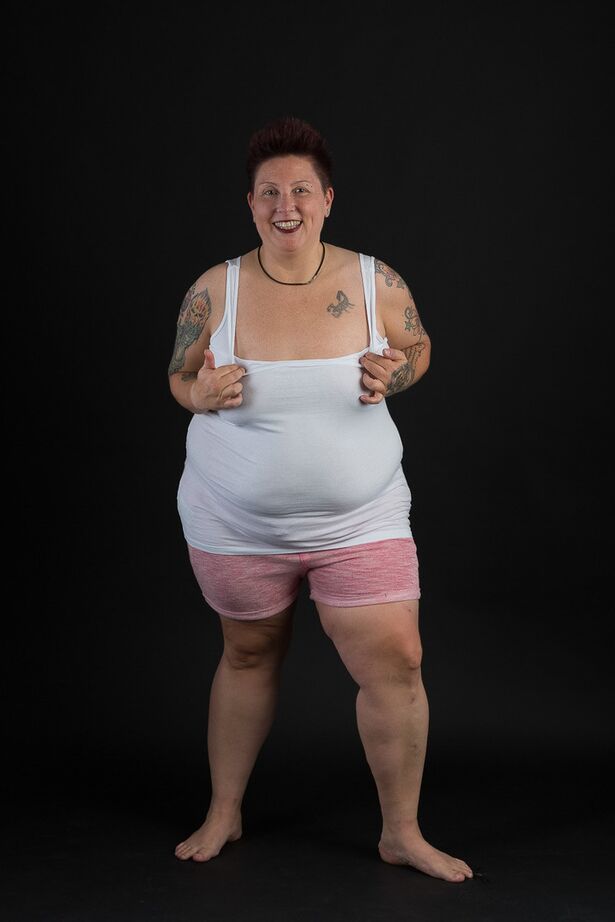 20P SSBBW Tattoo Girl se met complètement nue pour la première fois