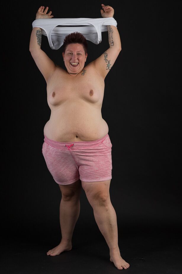 20P SSBBW Tattoo Girl se met complètement nue pour la première fois