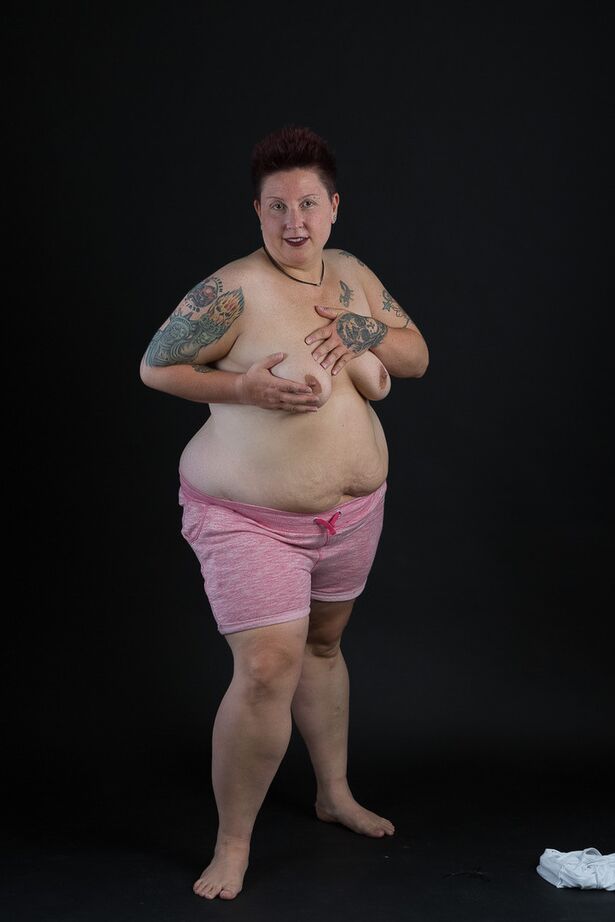 20P SSBBW Tattoo Girl se met complètement nue pour la première fois