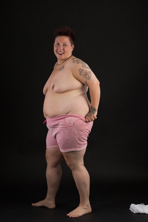 20P SSBBW Tattoo Girl se met complètement nue pour la première fois