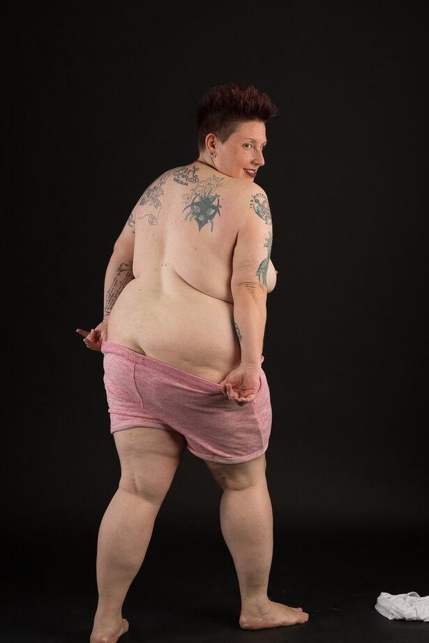 20P SSBBW Tattoo Girl se met complètement nue pour la première fois