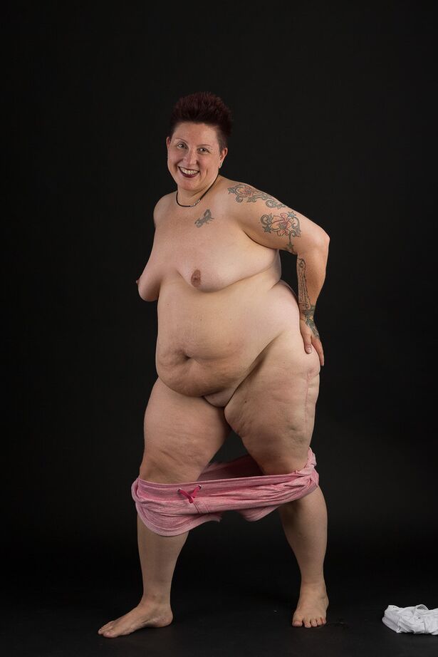 20P SSBBW Tattoo Girl se met complètement nue pour la première fois