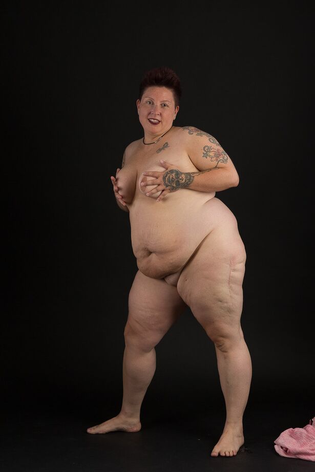 20P SSBBW Tattoo Girl se met complètement nue pour la première fois