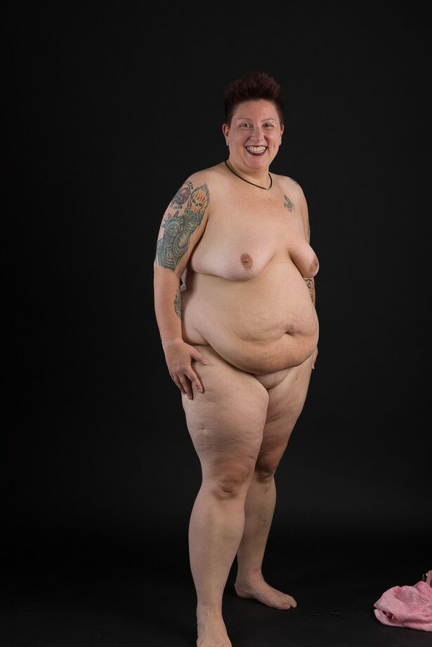 20P SSBBW Tattoo Girl se met complètement nue pour la première fois