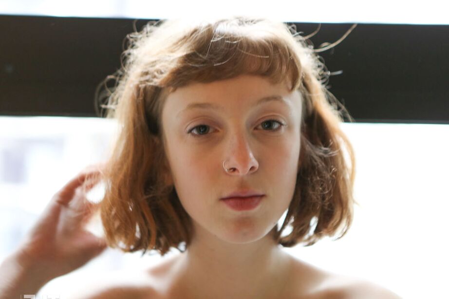16P Sondrine, rousse naturelle, dégouline de cire chaude sur son corps nu et se masturbe