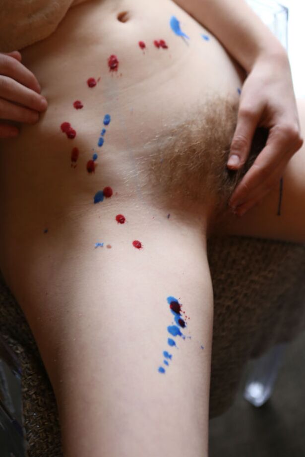 16P Sondrine, rousse naturelle, dégouline de cire chaude sur son corps nu et se masturbe