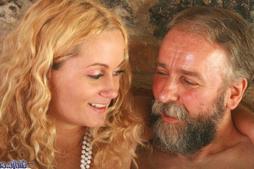 21P Lantila, une jeune blonde aux petits seins, se fait défoncer par son beau-père sur un canapé