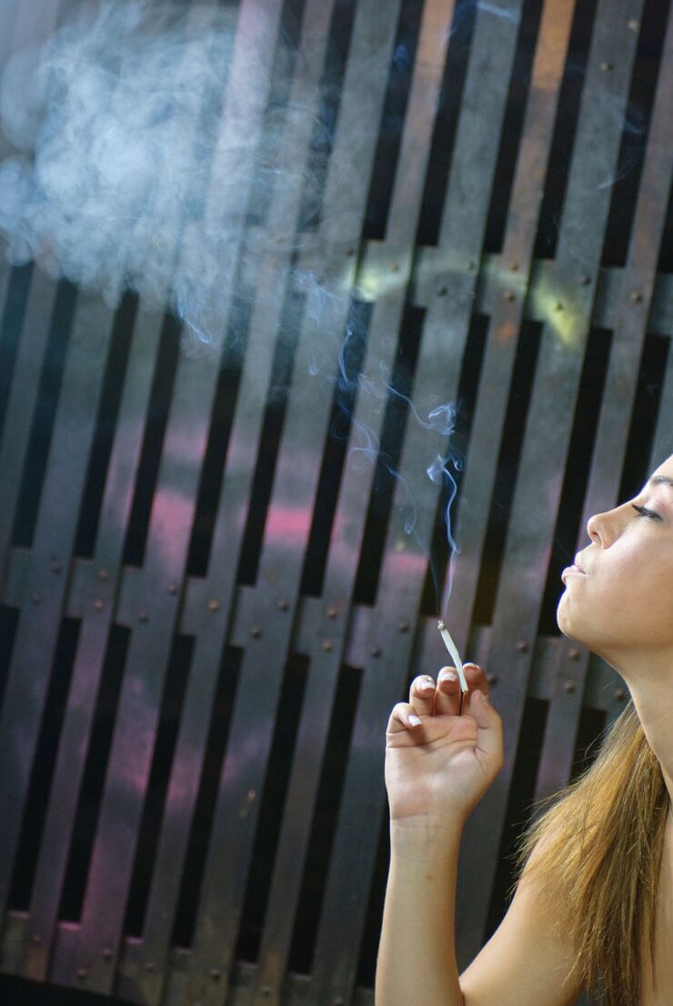 15P La joven latina Gigi Rivera se droga tras masturbarse en calcetines