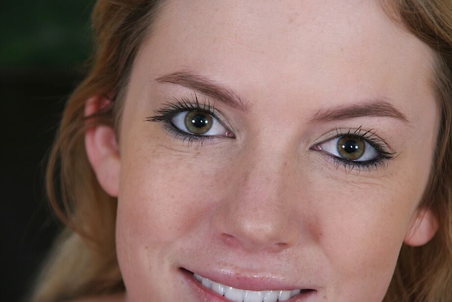 16P La rubia amateur Riley Ray modelando no desnuda en pantalones cortos de mezclilla
