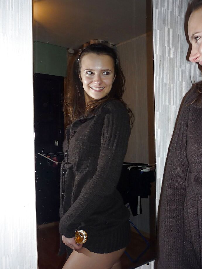 16P Foxy brünette Amateurin enthüllt ihre kleinen Titten und ihren hübschen Hintern