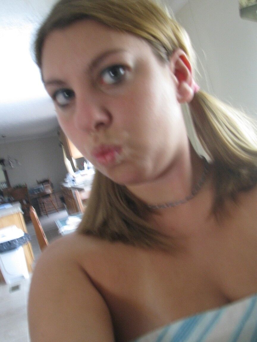 21P Nikki Morgan, une jeune amateur qui s'ennuie, se met seins nus.
