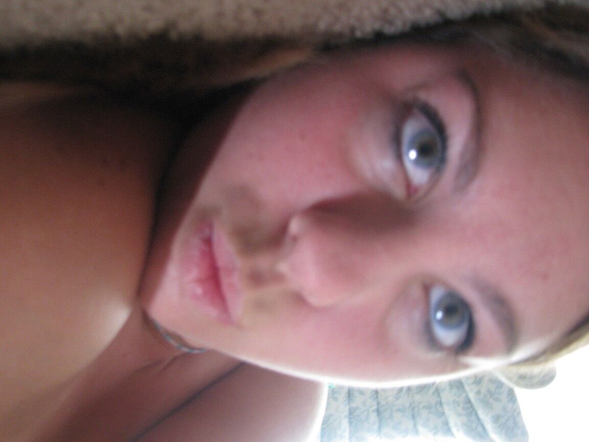 21P Nikki Morgan, une jeune amateur qui s'ennuie, se met seins nus.