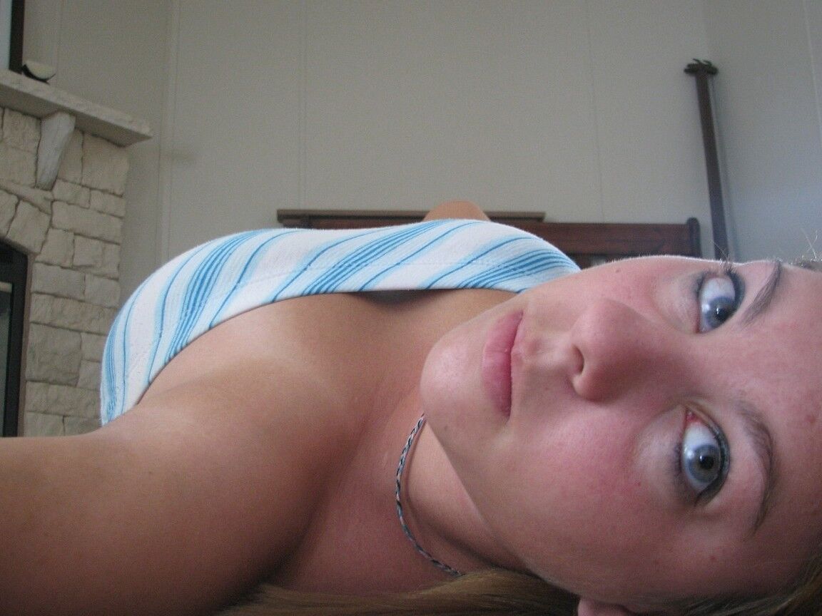 21P Nikki Morgan, une jeune amateur qui s'ennuie, se met seins nus.