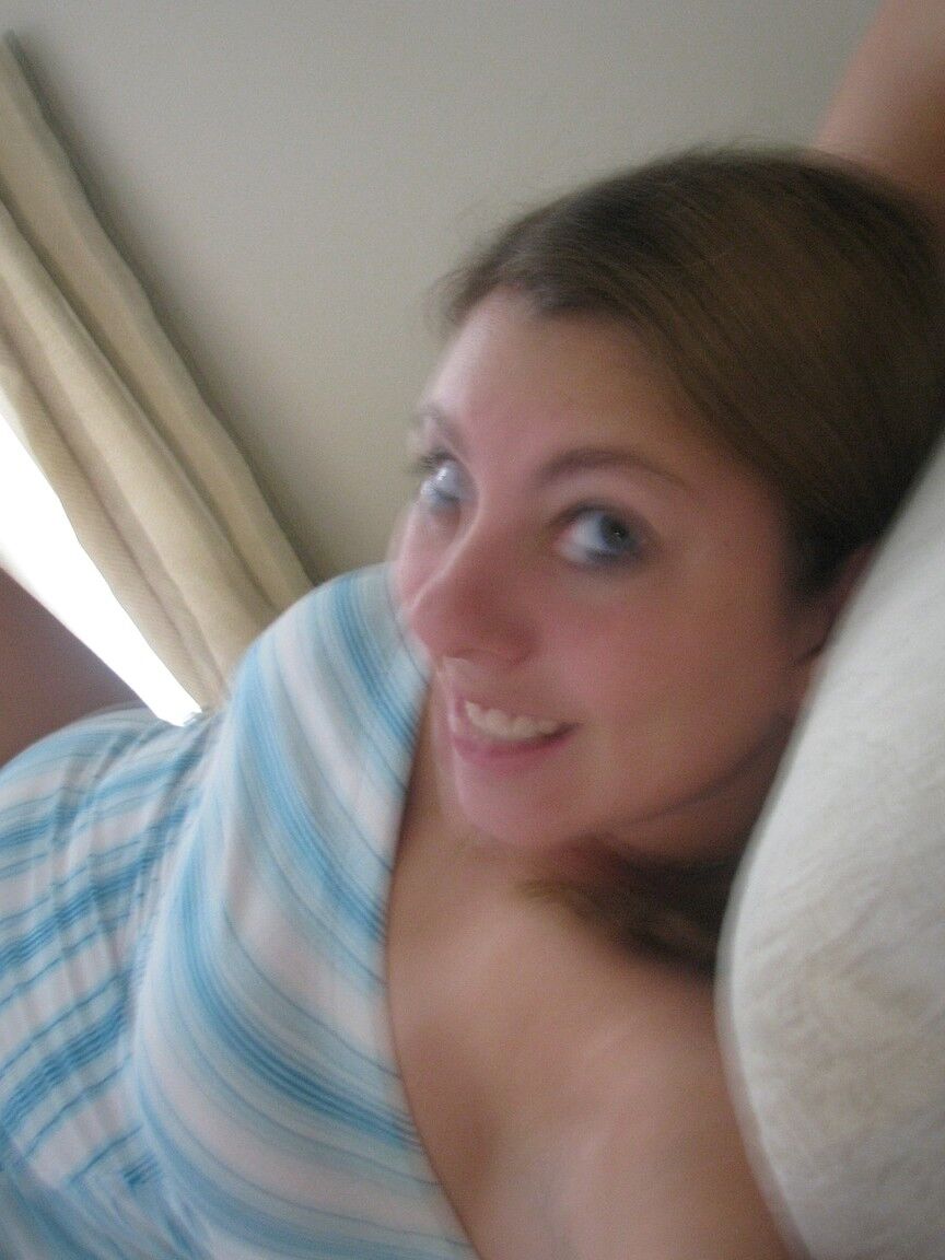 21P Nikki Morgan, une jeune amateur qui s'ennuie, se met seins nus.