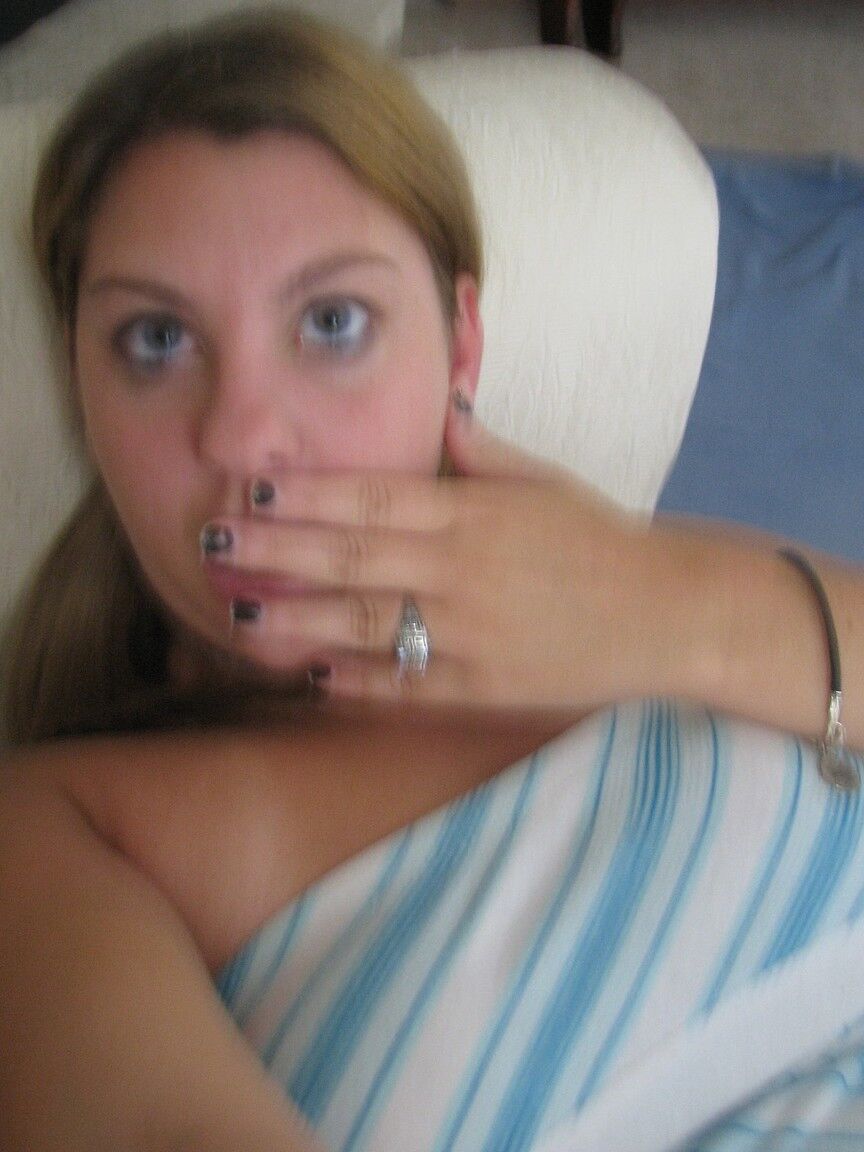21P Nikki Morgan, une jeune amateur qui s'ennuie, se met seins nus.