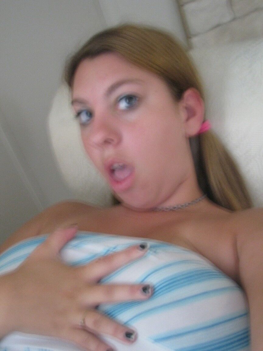 21P Nikki Morgan, une jeune amateur qui s'ennuie, se met seins nus.