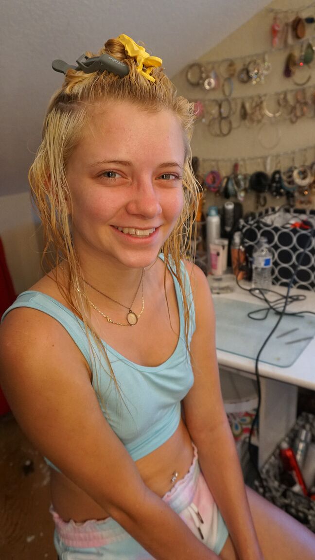 16P Adolescente loira gostosa modela seus peitos pequenos