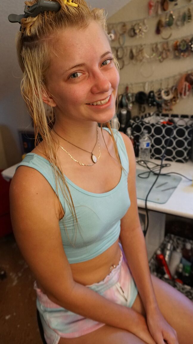 16P Adolescente loira gostosa modela seus peitos pequenos