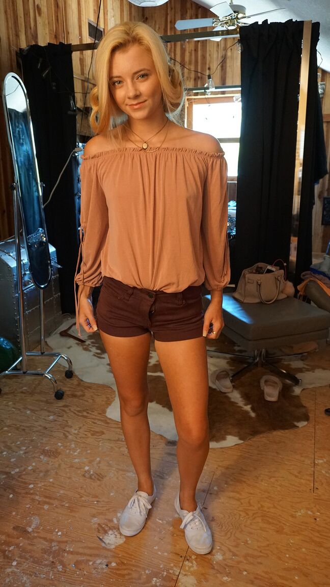 16P Adolescente loira gostosa modela seus peitos pequenos