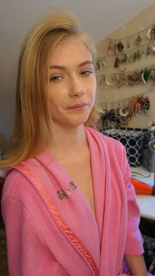 16P Adolescente loira gostosa modela seus peitos pequenos