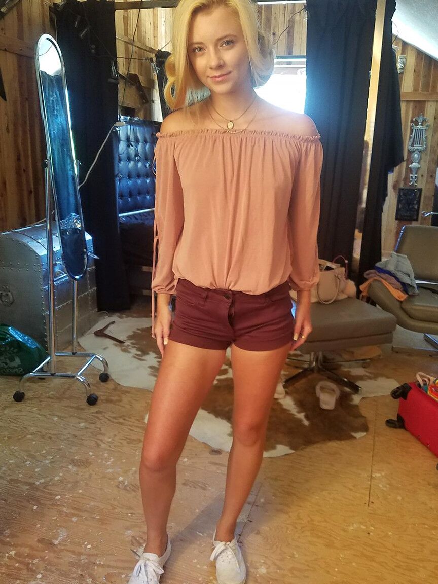 16P Adolescente loira gostosa modela seus peitos pequenos