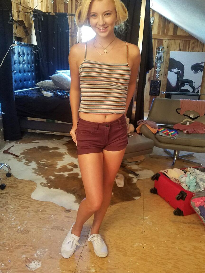 16P Adolescente loira gostosa modela seus peitos pequenos