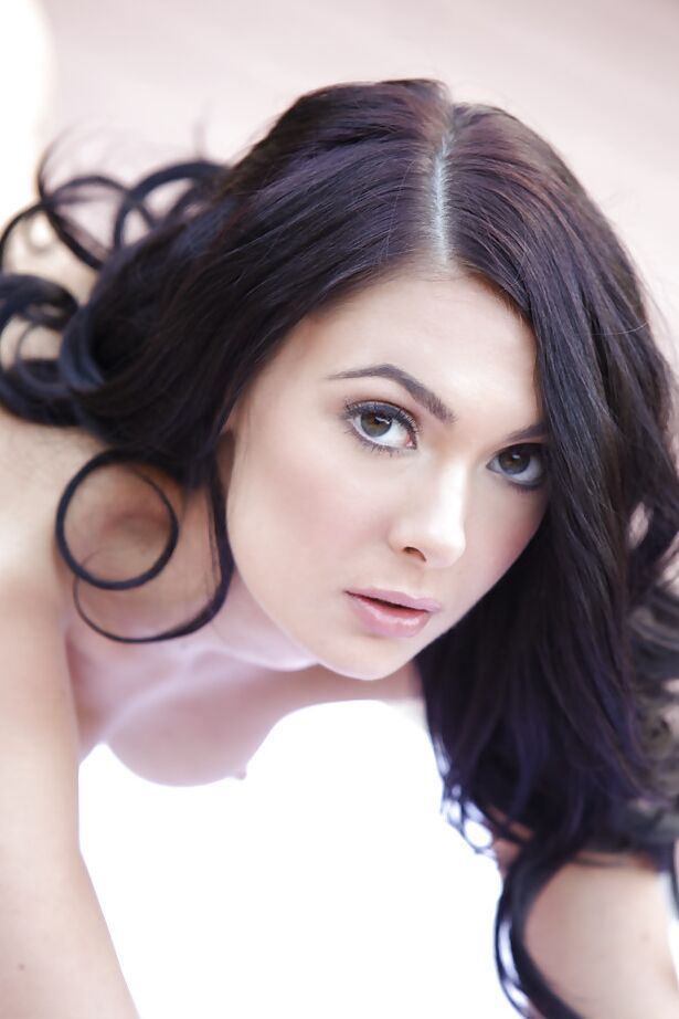 16P La superbe brune Marley Brinx joue avec ses jolis seins naturels.