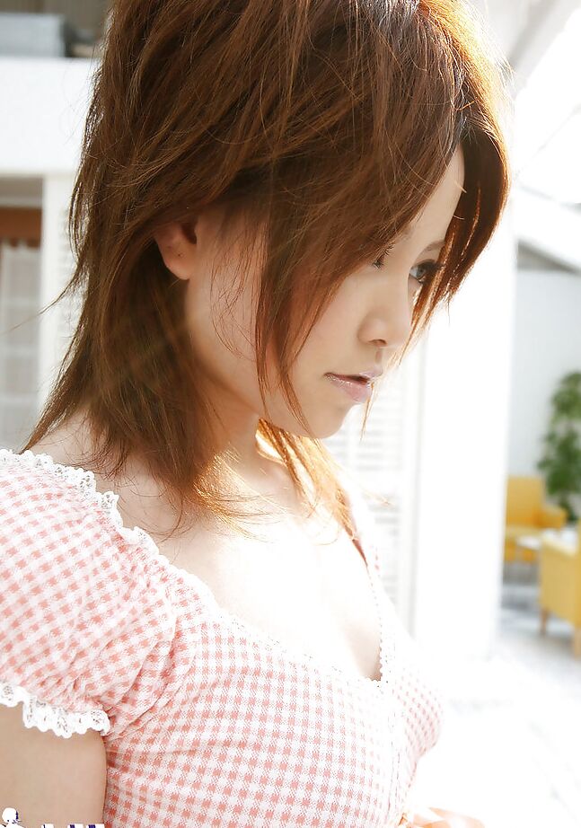 15P Aluna muito asiática Hitomi Yoshino tirando a roupa