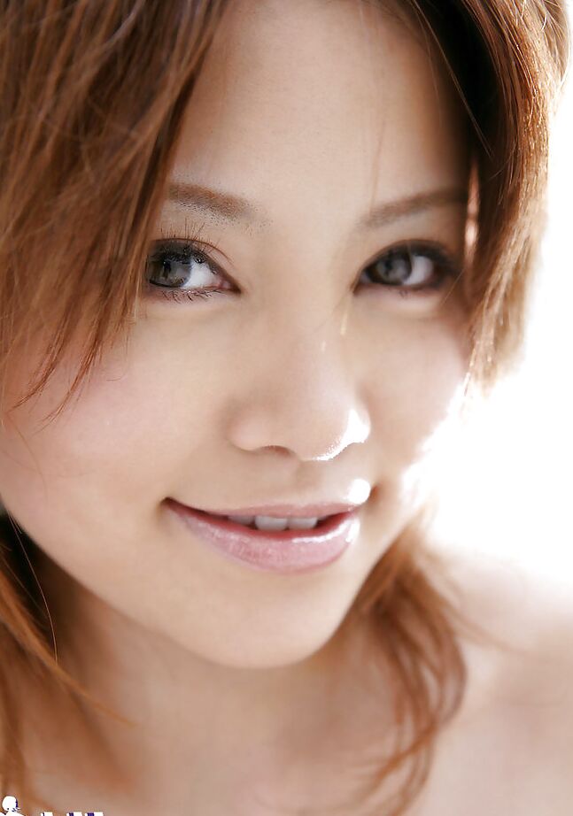 15P Aluna muito asiática Hitomi Yoshino tirando a roupa