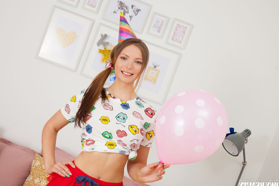 20P La jolie jeune fille Eva se met totalement nue alors qu'elle fête son anniversaire